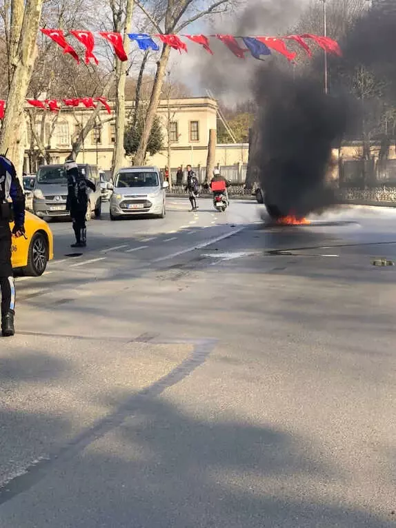 Beşiktaş'ta Kaza Yapan Motosiklet Alev Alev Yandı Beşiktaş'ta Kaza Yapan Motosiklet Alev Alev Yandı