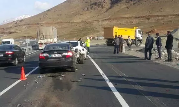 Elazığ'da Zincirleme Trafik Kazası: 4 Yaralı