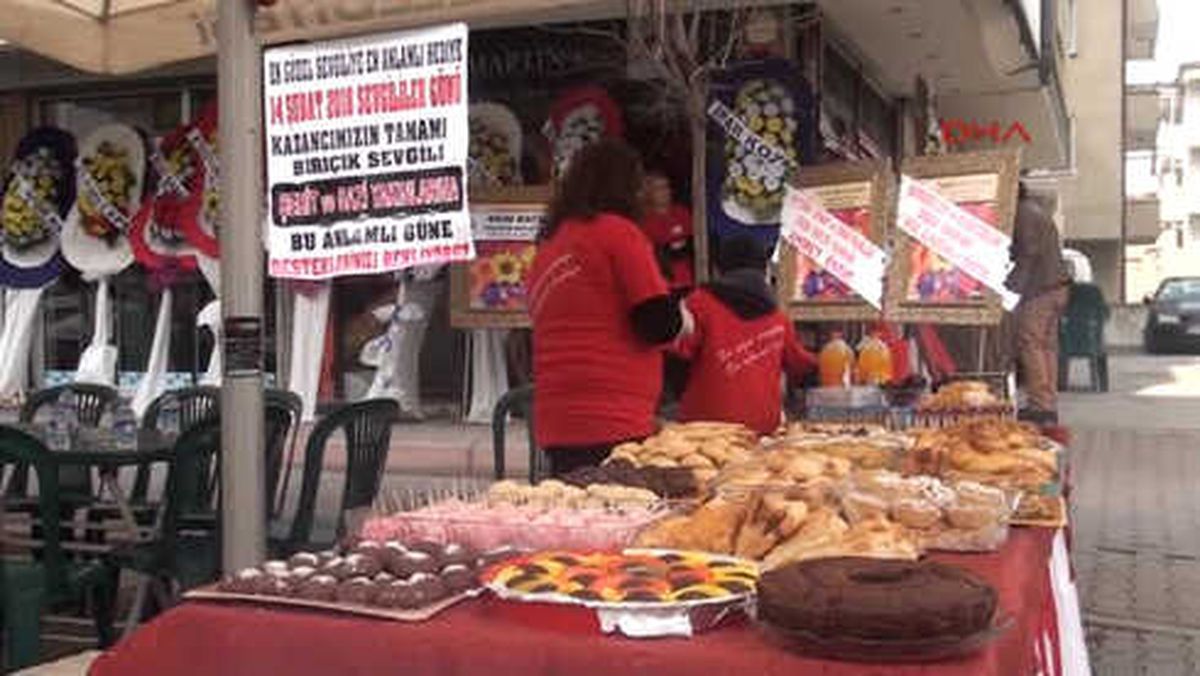 Kayseri Kadın Kuaför İş Yeri Gelirini Mehmetçik Vakfına Bağışladı