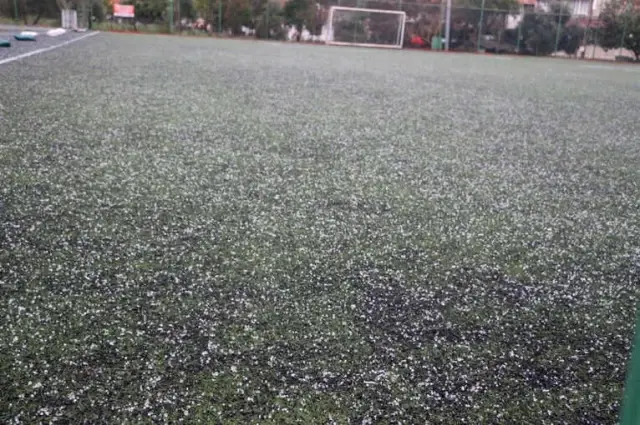 Marmaris'te Beklenen Kuvvetli Yağış Doluyla Geldi