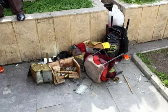 Darp Edilen 78 Yaşındaki Boyacının Gözyaşlarını Vatandaşlar Sildi Darp Edilen 78 Yaşındaki Boyacının Gözyaşlarını Vatandaşlar Sildi