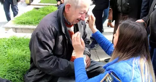 Darp Edilen 78 Yaşındaki Boyacının Gözyaşlarını Vatandaşlar Sildi Darp Edilen 78 Yaşındaki Boyacının Gözyaşlarını Vatandaşlar Sildi