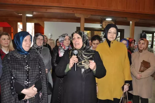 Kadın Esnaflardan 'Bereketli Cuma İndirim Günleri' Kadın Esnaflardan 'Bereketli Cuma İndirim Günleri'