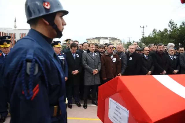 Başbakan Yardımcısı ve Şehit Babası, El Ele Tutuşup, Tekbirlerle Şehidi Uğurladı Başbakan Yardımcısı ve Şehit Babası, El Ele Tutuşup, Tekbirlerle Şehidi Uğurladı