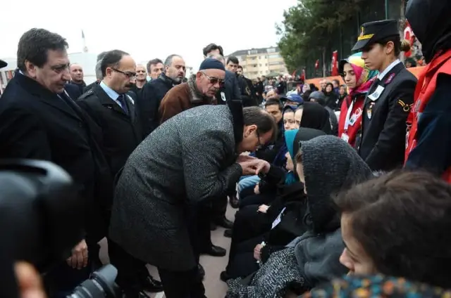 Başbakan Yardımcısı ve Şehit Babası, El Ele Tutuşup, Tekbirlerle Şehidi Uğurladı Başbakan Yardımcısı ve Şehit Babası, El Ele Tutuşup, Tekbirlerle Şehidi Uğurladı