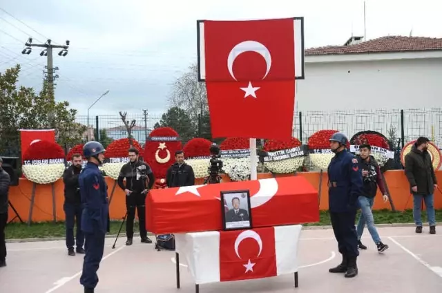 Başbakan Yardımcısı ve Şehit Babası, El Ele Tutuşup, Tekbirlerle Şehidi Uğurladı Başbakan Yardımcısı ve Şehit Babası, El Ele Tutuşup, Tekbirlerle Şehidi Uğurladı