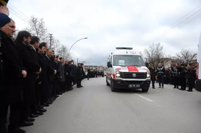 Başbakan Yardımcısı ve Şehit Babası, El Ele Tutuşup, Tekbirlerle Şehidi Uğurladı Başbakan Yardımcısı ve Şehit Babası, El Ele Tutuşup, Tekbirlerle Şehidi Uğurladı