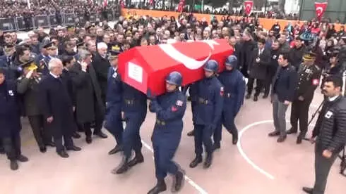 Başbakan Yardımcısı ve Şehit Babası El Ele Tutuşup, Tekbirlerle Şehidi Uğurladı Başbakan Yardımcısı ve Şehit Babası El Ele Tutuşup, Tekbirlerle Şehidi Uğurladı