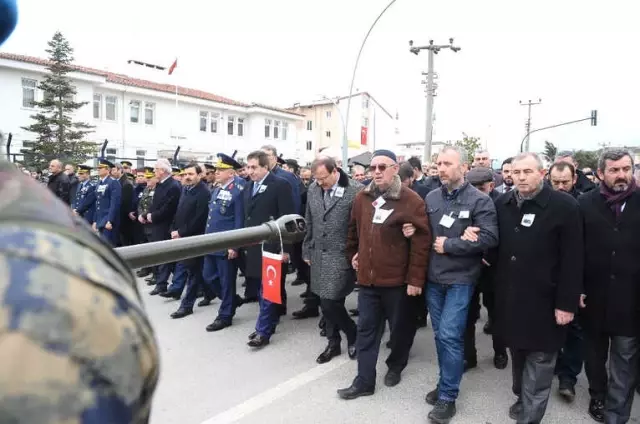 Başbakan Yardımcısı ve Şehit Babası, El Ele Tutuşup, Tekbirlerle Şehidi Uğurladı Başbakan Yardımcısı ve Şehit Babası, El Ele Tutuşup, Tekbirlerle Şehidi Uğurladı