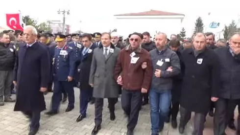Başbakan Yardımcısı ve Şehit Babası El Ele Tutuşup, Tekbirlerle Şehidi Uğurladı Başbakan Yardımcısı ve Şehit Babası El Ele Tutuşup, Tekbirlerle Şehidi Uğurladı