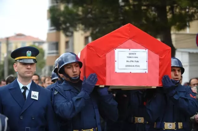Başbakan Yardımcısı ve Şehit Babası, El Ele Tutuşup, Tekbirlerle Şehidi Uğurladı Başbakan Yardımcısı ve Şehit Babası, El Ele Tutuşup, Tekbirlerle Şehidi Uğurladı