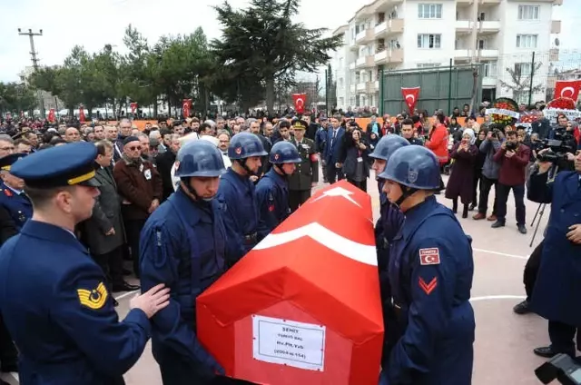 Başbakan Yardımcısı ve Şehit Babası, El Ele Tutuşup, Tekbirlerle Şehidi Uğurladı Başbakan Yardımcısı ve Şehit Babası, El Ele Tutuşup, Tekbirlerle Şehidi Uğurladı
