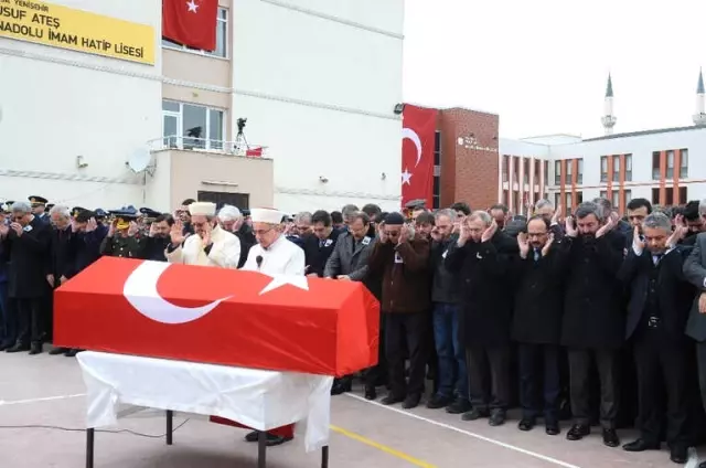 Başbakan Yardımcısı ve Şehit Babası, El Ele Tutuşup, Tekbirlerle Şehidi Uğurladı Başbakan Yardımcısı ve Şehit Babası, El Ele Tutuşup, Tekbirlerle Şehidi Uğurladı