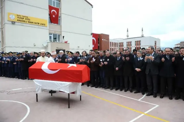 Başbakan Yardımcısı ve Şehit Babası, El Ele Tutuşup, Tekbirlerle Şehidi Uğurladı Başbakan Yardımcısı ve Şehit Babası, El Ele Tutuşup, Tekbirlerle Şehidi Uğurladı