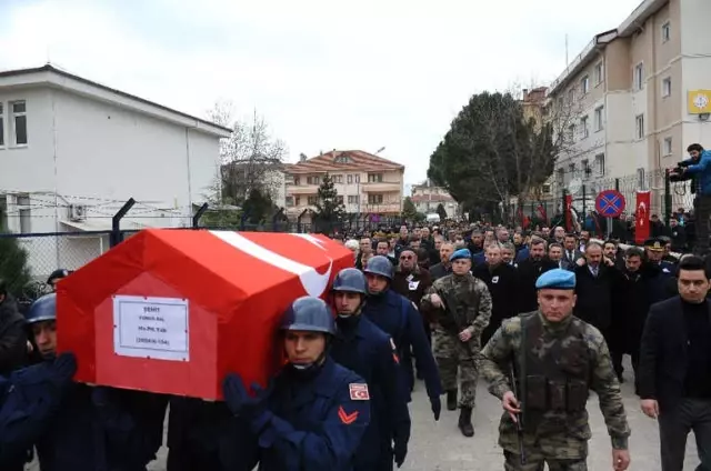 Başbakan Yardımcısı ve Şehit Babası, El Ele Tutuşup, Tekbirlerle Şehidi Uğurladı Başbakan Yardımcısı ve Şehit Babası, El Ele Tutuşup, Tekbirlerle Şehidi Uğurladı