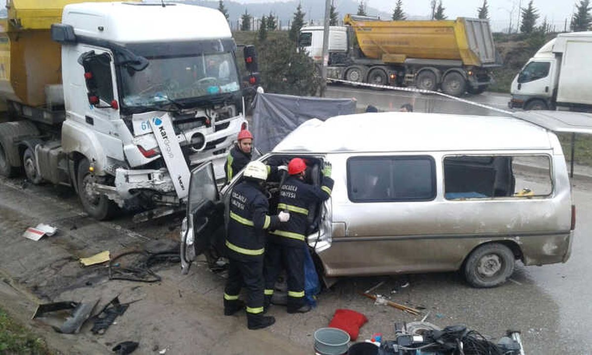 Kamyon ile Panelvan Çarpıştı: 4 Ölü