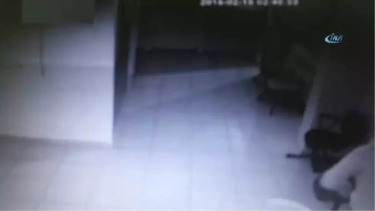 Sağlık Merkezine Giren Eli Bıçaklı Hırsız Kamerada