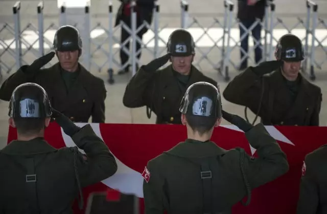 İzmir Şehitleri Son Yolculuğuna Uğurlandı! Bakan Şehit Babasını Yalnız Bırakmadı İzmir Şehitleri Son Yolculuğuna Uğurlandı! Bakan Şehit Babasını Yalnız Bırakmadı