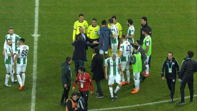 Şenol Güneş, Konyaspor Teknik Direktörü Mehmet Özdilek'i Hakeme Doğru İttirdi