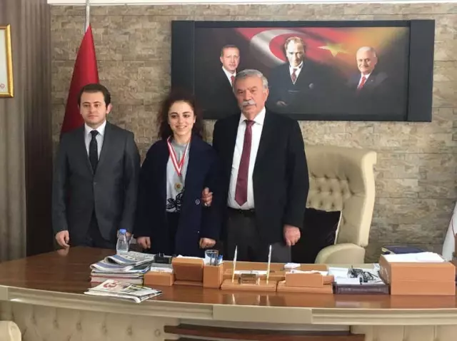 Madalyasını Başkan Küçük'e Hediye Etti