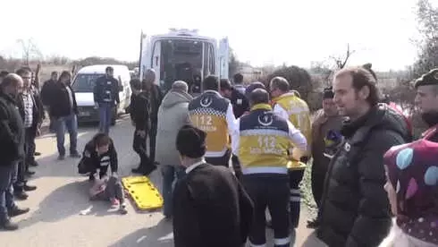 Otomobil Yol Kenarındaki Çocuklara Çarptı: 2 Yaralı Otomobil Yol Kenarındaki Çocuklara Çarptı: 2 Yaralı
