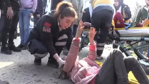 Otomobil Yol Kenarındaki Çocuklara Çarptı: 2 Yaralı Otomobil Yol Kenarındaki Çocuklara Çarptı: 2 Yaralı