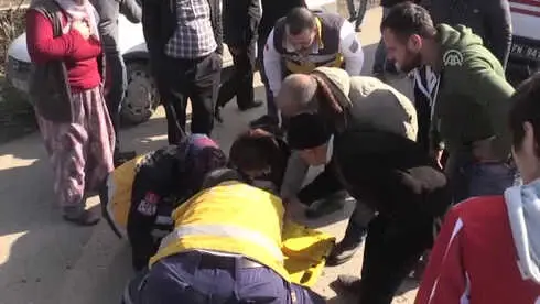 Otomobil Yol Kenarındaki Çocuklara Çarptı: 2 Yaralı Otomobil Yol Kenarındaki Çocuklara Çarptı: 2 Yaralı