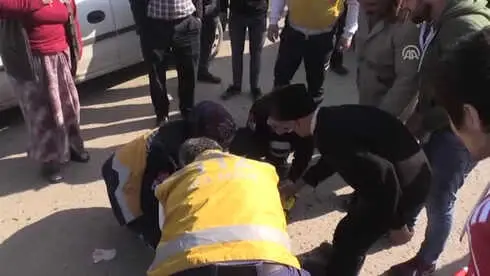 Otomobil Yol Kenarındaki Çocuklara Çarptı: 2 Yaralı Otomobil Yol Kenarındaki Çocuklara Çarptı: 2 Yaralı