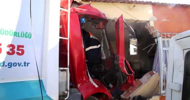Otomobille Çarpışan Çöp Kamyonu Eve Girdi: 3 Yaralı