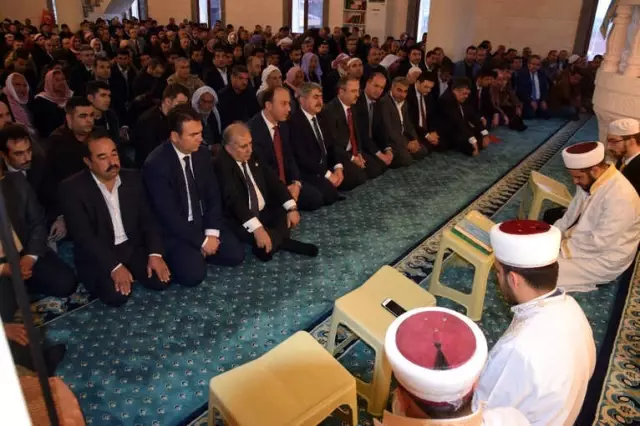 Viranşehir'de Bombalı Araçla Yapılan Saldırıda Şehit Edilen 2 Kişi Anıldı Viranşehir'de Bombalı Araçla Yapılan Saldırıda Şehit Edilen 2 Kişi Anıldı