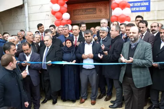 Viranşehir'de Bombalı Araçla Yapılan Saldırıda Şehit Edilen 2 Kişi Anıldı Viranşehir'de Bombalı Araçla Yapılan Saldırıda Şehit Edilen 2 Kişi Anıldı