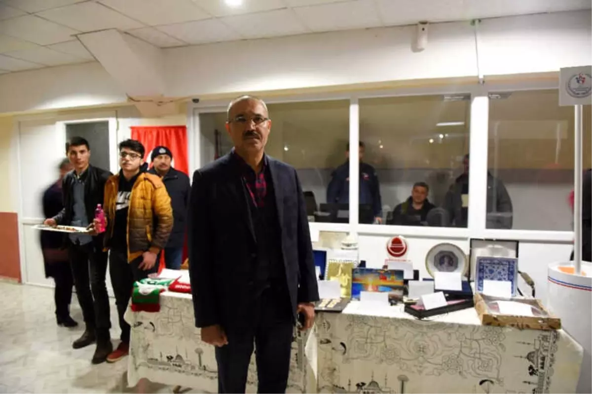 Kendisine Gelen Hediyeleri Mehmetçik İçin Satışa Çıkardı