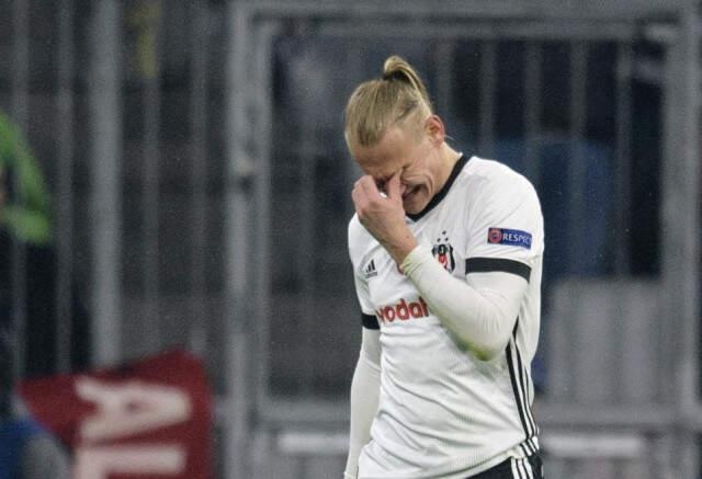 Beşiktaşlı Vida, Bayern Münih Maçında Kırmızı Kart Görerek Oyun Dışında Kaldı