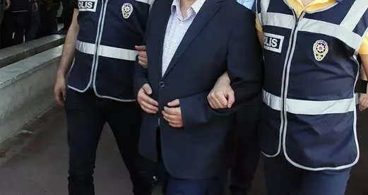 İzmir Mali Şube'den FETÖ Operasyonu! 5 Kişi Gözaltında İzmir Mali Şube'den FETÖ Operasyonu! 5 Kişi Gözaltında