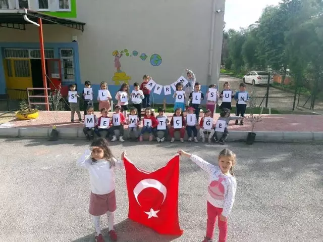 Minik Kelebeklerden Mehmetçiğe Selam