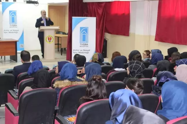 Van'da 'Büyük Türkiye Yolunda Gençlerle İstişare' Konferansı Van'da 'Büyük Türkiye Yolunda Gençlerle İstişare' Konferansı