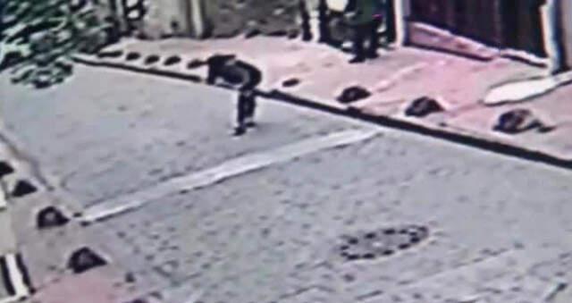 Beyoğlu'ndaki Kadına Bıçaklı Saldırı Kamerada