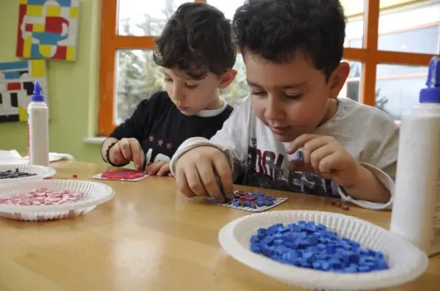 Minik Öğrenciler Mozaik Yapmayı Öğreniyor Minik Öğrenciler Mozaik Yapmayı Öğreniyor