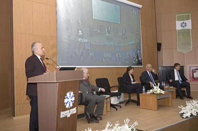 Rektör Çomaklı, Etü'nün Kariyer Zirvesine Katıldı Rektör Çomaklı, Etü'nün Kariyer Zirvesine Katıldı