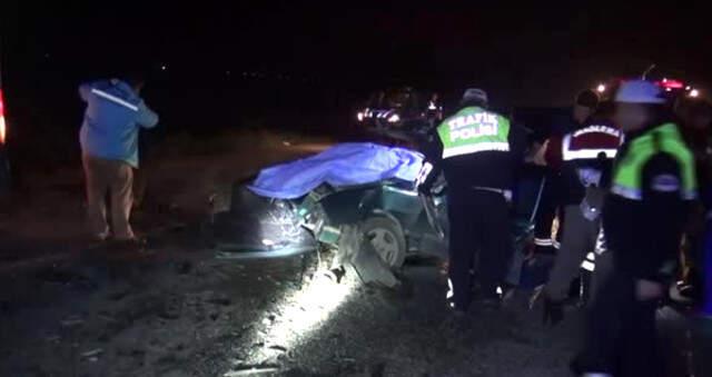 Yol Kenarındaki Tıra Çarpan Otomobilde Facia Yaşandı