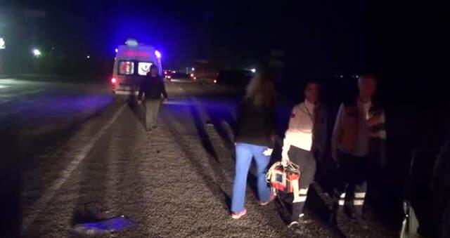 Yol Kenarındaki Tıra Çarpan Otomobilde Facia Yaşandı
