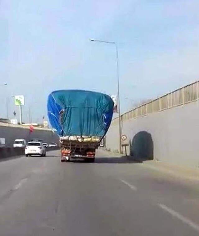 Aşırı Yüklü Kamyonların Yoldaki Tehlikeli Görüntüleri Kamerada