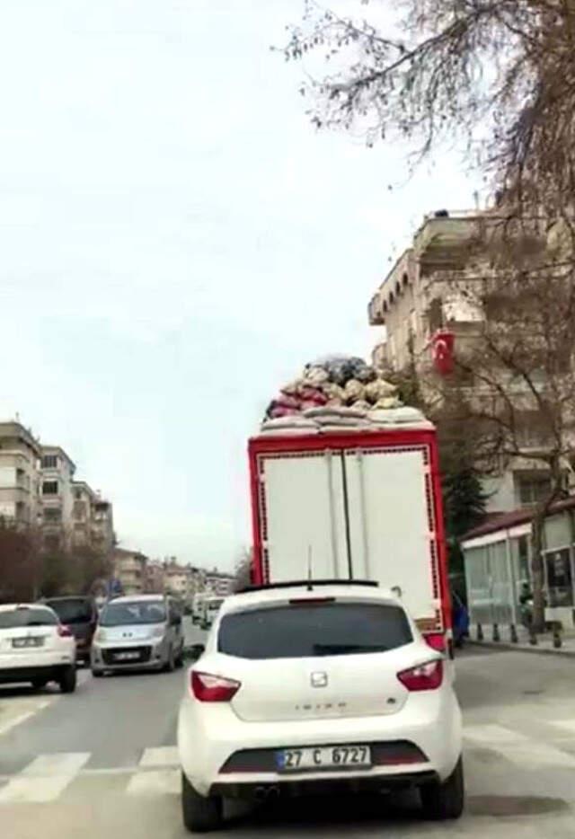 Aşırı Yüklü Kamyonların Yoldaki Tehlikeli Görüntüleri Kamerada