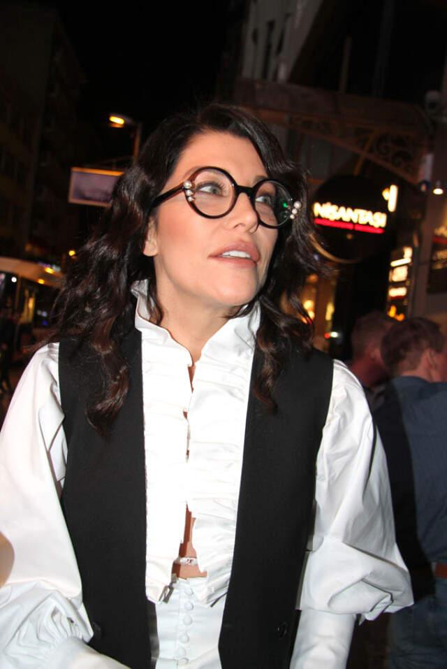 Deniz Akkaya, Sütyenini Gösterdiği Kıyafetle Açılış Partisine Damga Vurdu