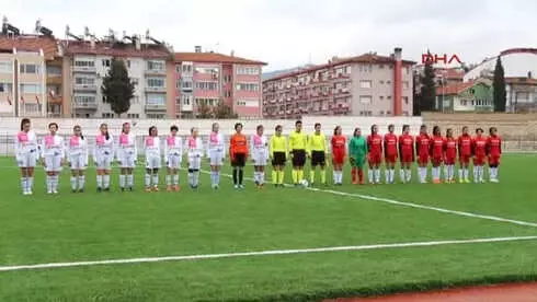 Kavga Eden Kadın Futbolcular Özür Diledi Kavga Eden Kadın Futbolcular Özür Diledi