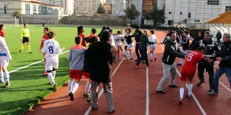 Kavga Eden Kadın Futbolcular Özür Diledi Kavga Eden Kadın Futbolcular Özür Diledi