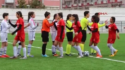 Kavga Eden Kadın Futbolcular Özür Diledi Kavga Eden Kadın Futbolcular Özür Diledi