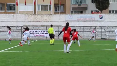 Kavga Eden Kadın Futbolcular Özür Diledi Kavga Eden Kadın Futbolcular Özür Diledi