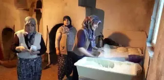 Hacıkebir: Köylü Kadınlar Yaptıkları Ekmekleri Satıp Parasını Mehmetçik Vakfı'na Bağışladı Hacıkebir: Köylü Kadınlar Yaptıkları Ekmekleri Satıp Parasını Mehmetçik Vakfı'na Bağışladı