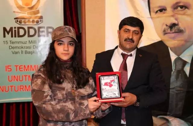 15 Temmuz Programında Gözyaşları Sel Oldu 15 Temmuz Programında Gözyaşları Sel Oldu
